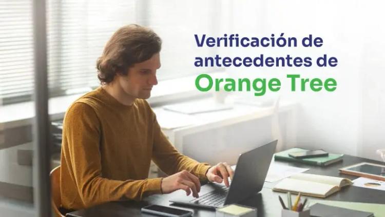 hombre vestido con un jersey marrón sentado detrás del portátil