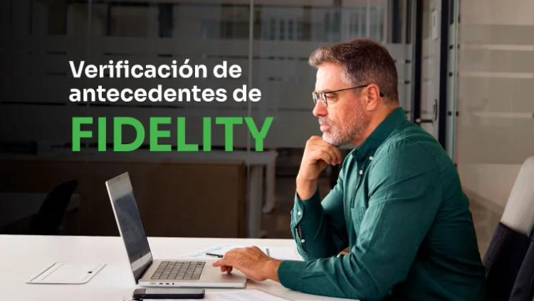 hombre en la oficina mirando en el portátil su verificación de antecedentes de fidelidad