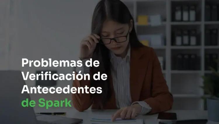 hombre sujeta con la mano la palanca de cambios