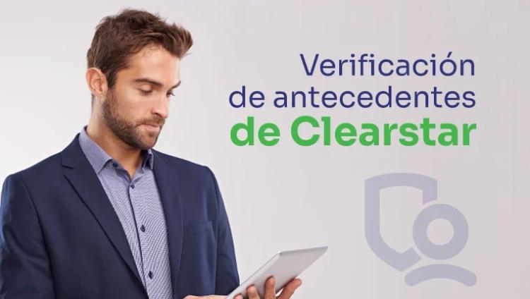 hombre revisando sus antecedentes de clearstar en una tableta