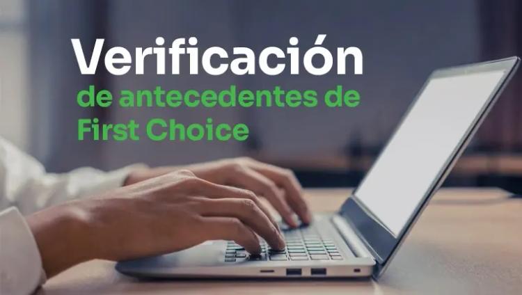 manos escribiendo en la computadora portátil