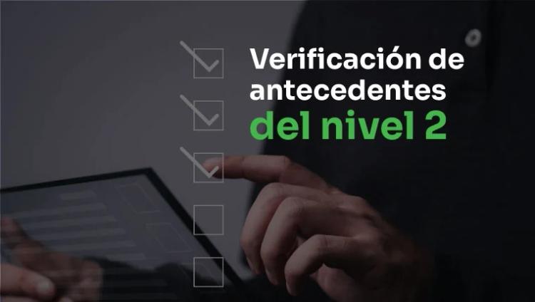 hombre revisando sus antecedentes transparentes
