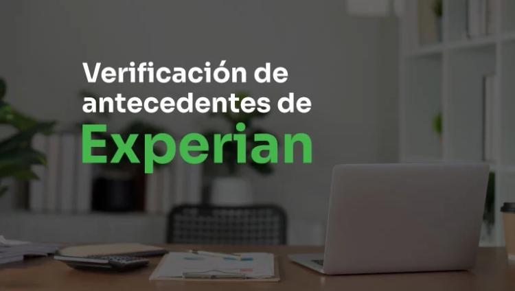 portátil de oficina en blanco en el primer plan