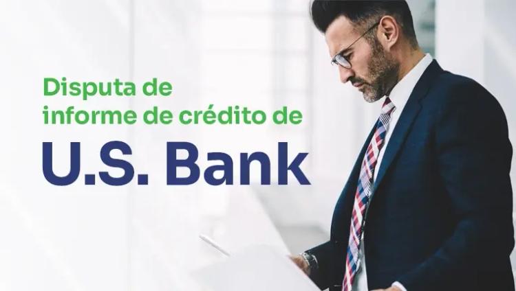 hombre de traje mirando su informe crediticio de us bank