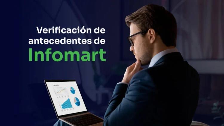 hombre mirando en su ordenador portátil su verificación de antecedentes infomart