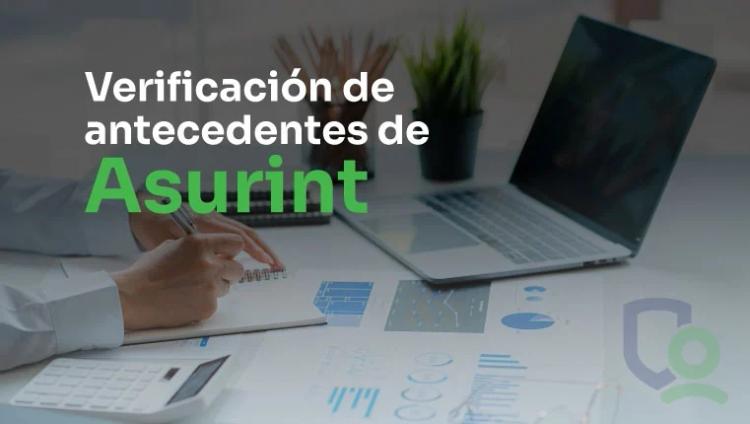 рombre examinando su verificación de antecedentes de Asurint.