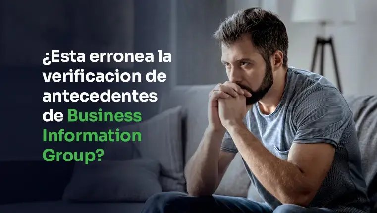 Abogados sentados detrás de la mesa pensando en los errores del informe BIG Consumidor y abogado disputan errores en informe BIG