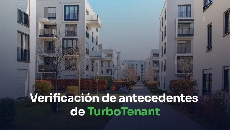Mujer mirando los resultados de la verificación de antecedentes de TurboTenant Mujer pensando en disputar la verificación de antecedentes de TurboTenant