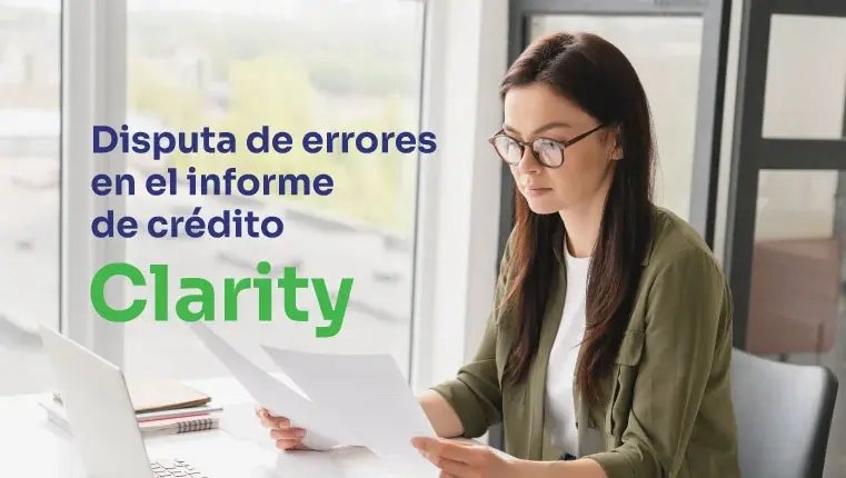 Errores en su informe de crédito de Clarity Services Hombre utiliza una calculadora