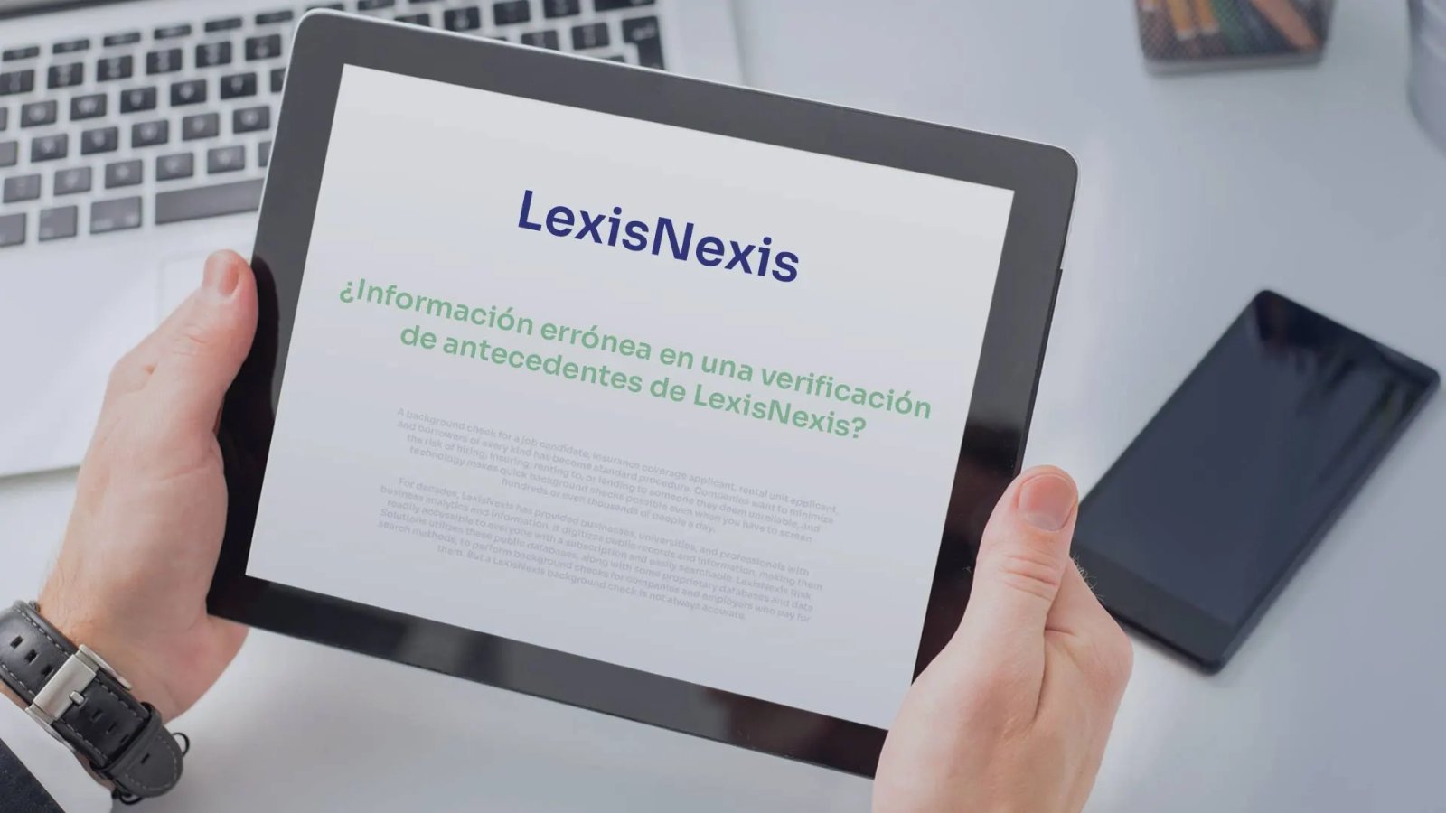 lexisnexisdispute Hombre sujetando una tableta con disputa lexisnexis