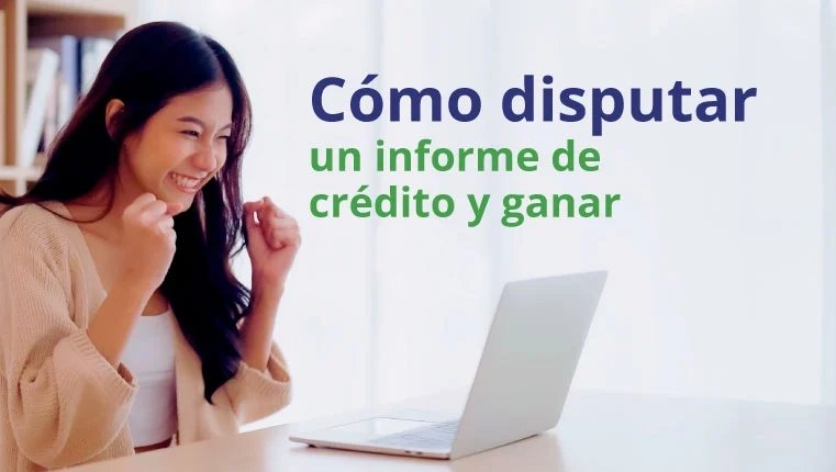 cómo disputar un informe de crédito y ganar una mujer se regocija por su victoria en el tribunal mientras está sentada frente a su computadora portátil