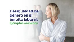 mujer mirando a los hombres del fondo