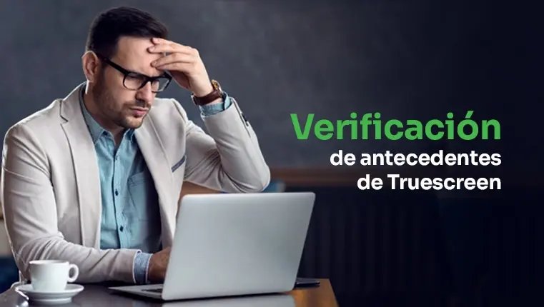 verificación de antecedentes de truescreen Hombre sosteniendo su cabeza sentado cerca de una computadora portátil