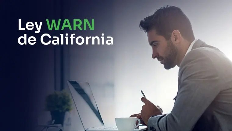 Ley WARN de California Hombre con traje mirando su PC monoblock