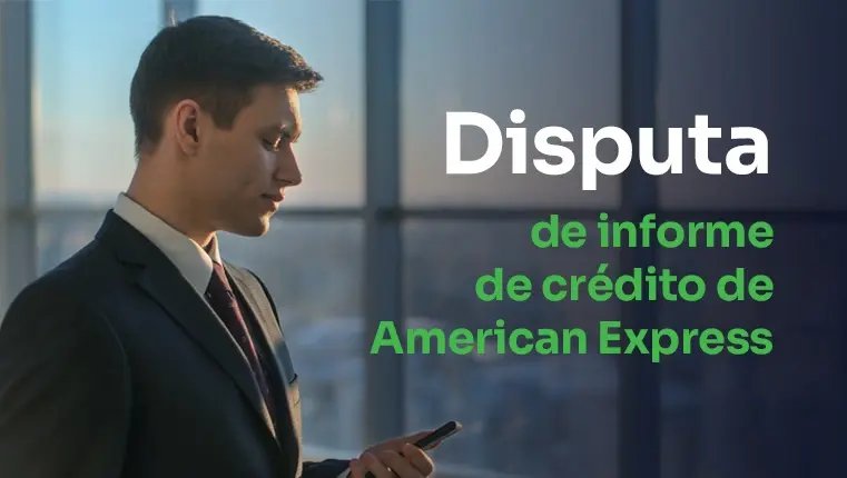 hombre revisando su informe crediticio en su teléfono