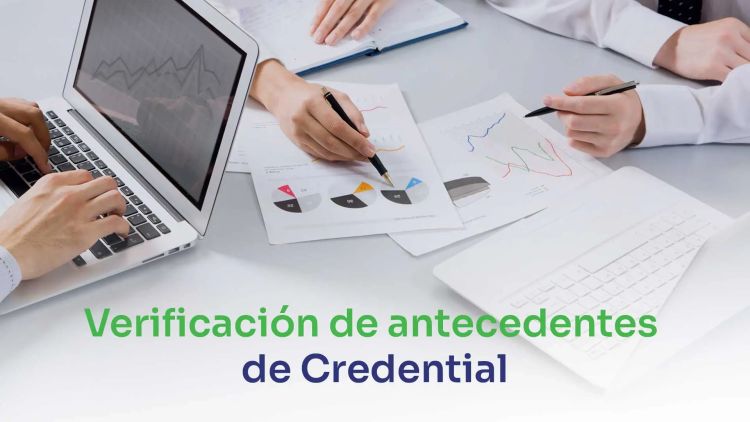 personas sentadas detrás de la mesa y disputando verificación de antecedentes de