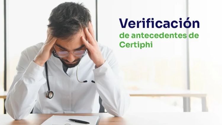 Hombre triste sentado en su mesa después de recibir la respuesta a una verificac