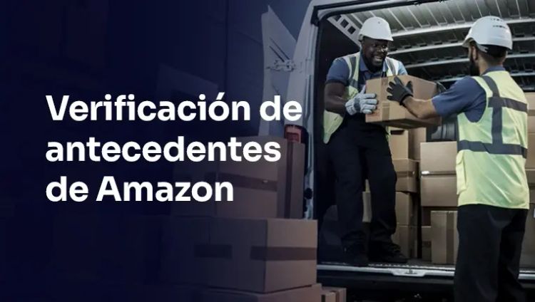 Un hombre triste sentado en el sofá junto a su portátil