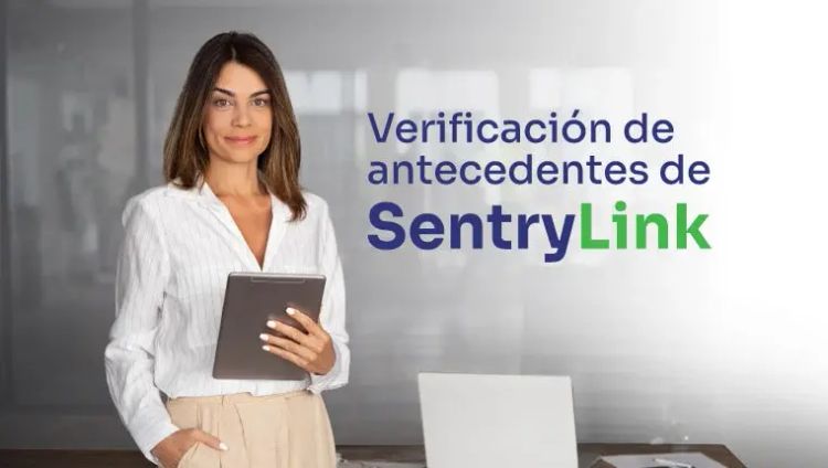Hombre consultando documentos de SentryLink