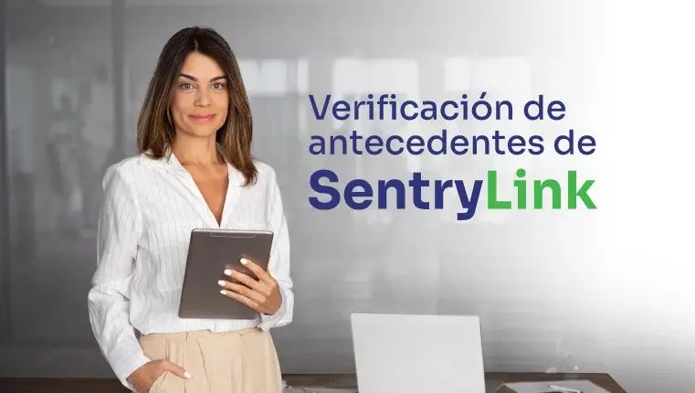 Hombre consultando documentos de SentryLink