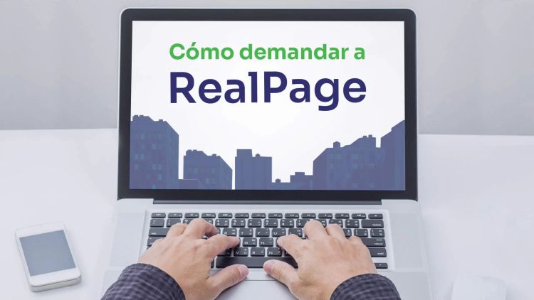 hombre buscando en Google cómo demandar a RealPage