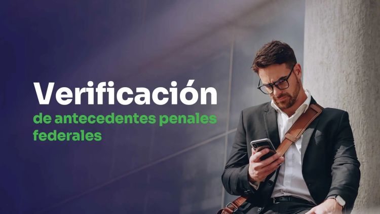 hombre de traje revisando sus antecedentes federales en el smartphone