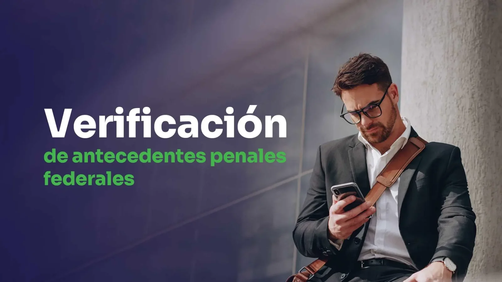 hombre de traje revisando sus antecedentes federales en el smartphone