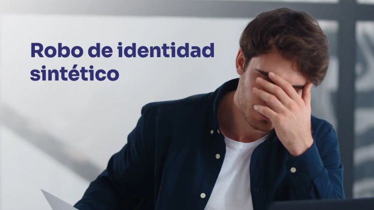 hombre preocupado por un robo de identidad sintético