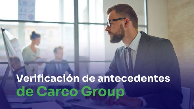 hombre mirando su verificación de antecedentes de carco group en su monitor