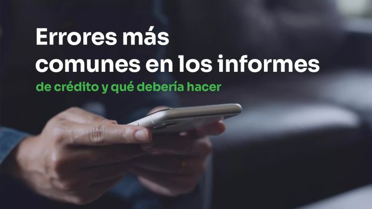 hombre sosteniendo un teléfono mirando su informe de crédito