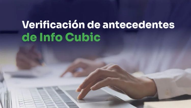 mujer escribiendo en un teclado