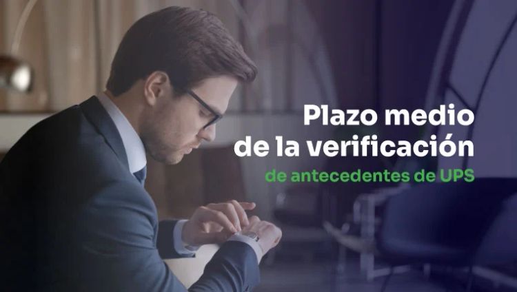 hombre mirando su reloj esperando la verificación de antecedentes de UPS