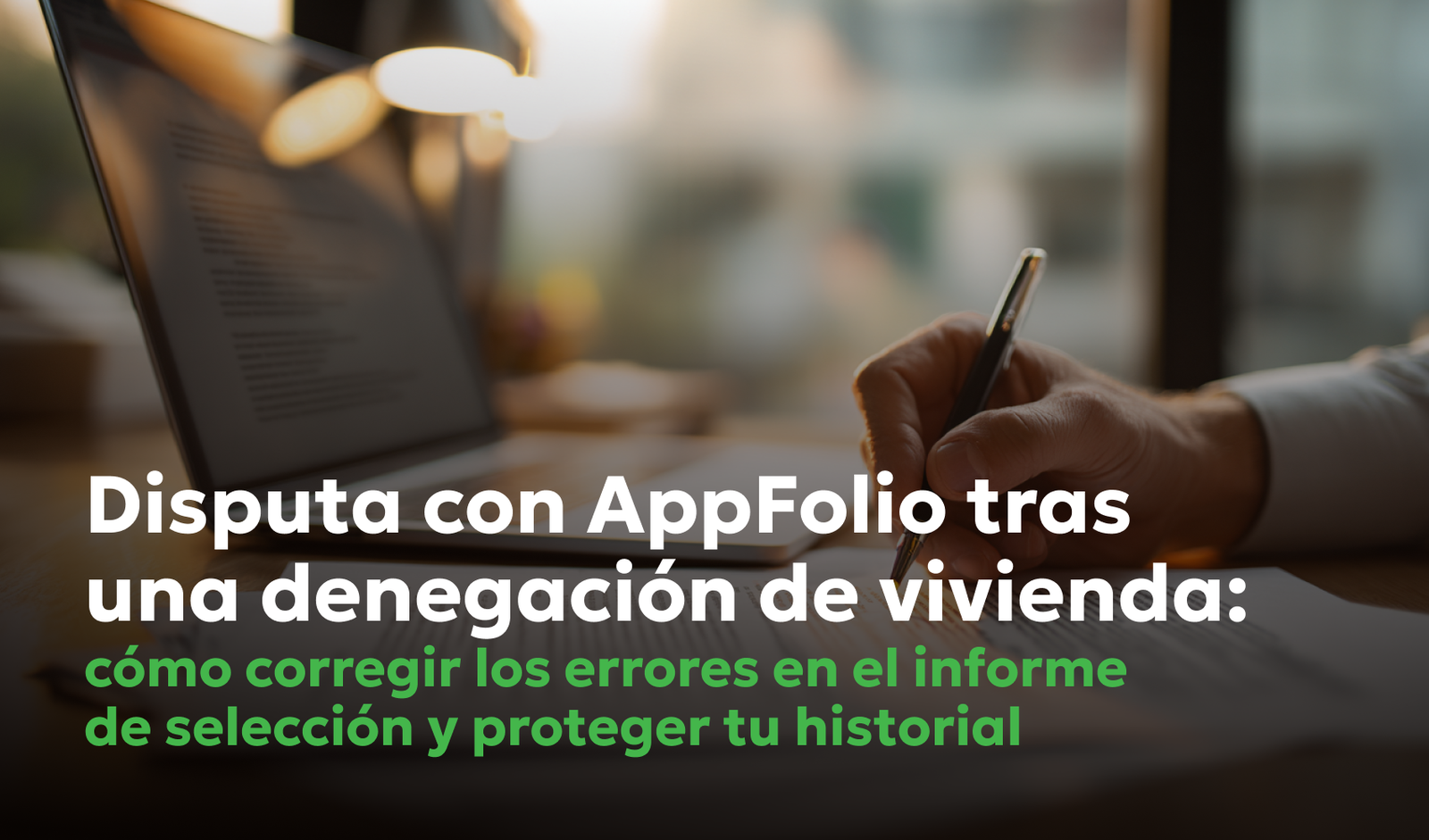Persona revisando documentos y tomando notas junto a la pantalla de una computadora portátil – disputa con AppFolio tras una denegación de vivienda y corrección de errores en el informe de selección