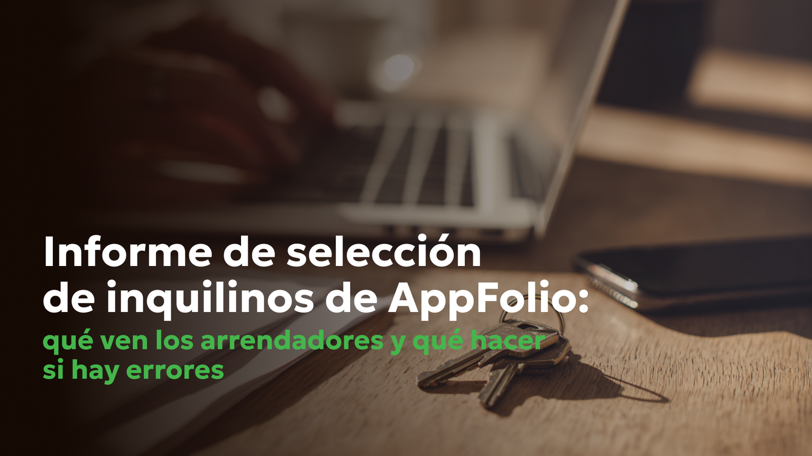 Llaves de apartamento y laptop durante verificación de antecedentes de alquiler con informe de selección de inquilinos de AppFolio