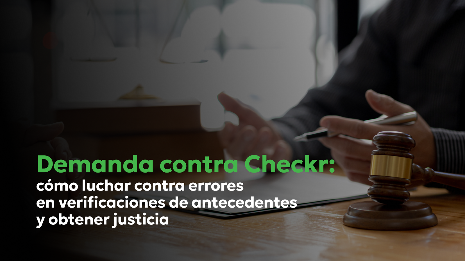 Demanda contra Checkr: Demande por Errores en Verificaciones de Antecedentes | Consumer Attorneys PLLC Escena legal con abogado y mazo de juez que ilustra una demanda contra Checkr por errores en verificaciones de antecedentes y violaciones de la FCRA.