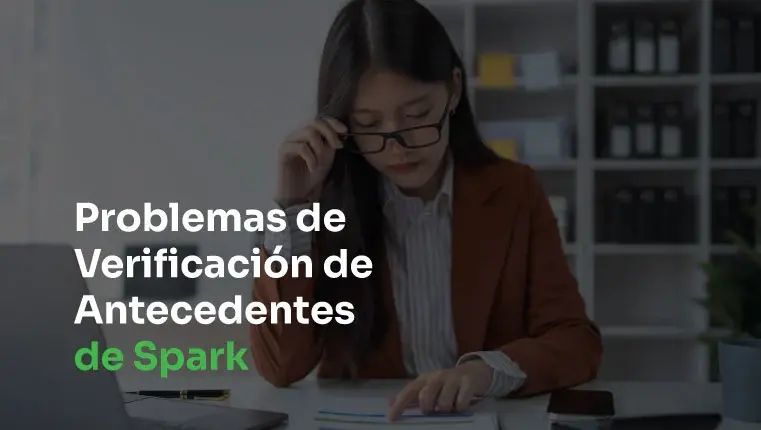 hombre sujeta con la mano la palanca de cambios