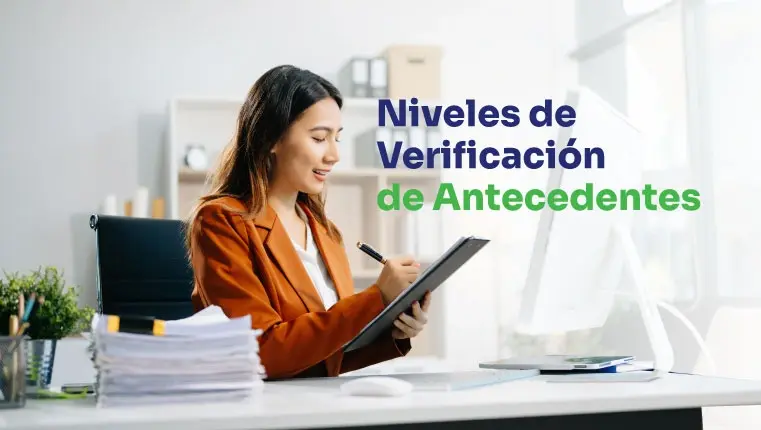 Mujer con traje naranja escribiendo en su bloc de notas