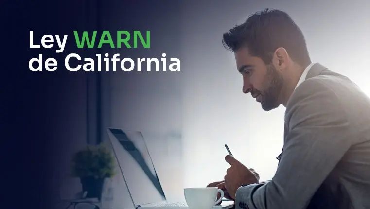 Ley WARN de California Hombre con traje mirando su PC monoblock