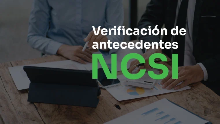 hombre sentado con un abogado detrás de una mesa con documentos