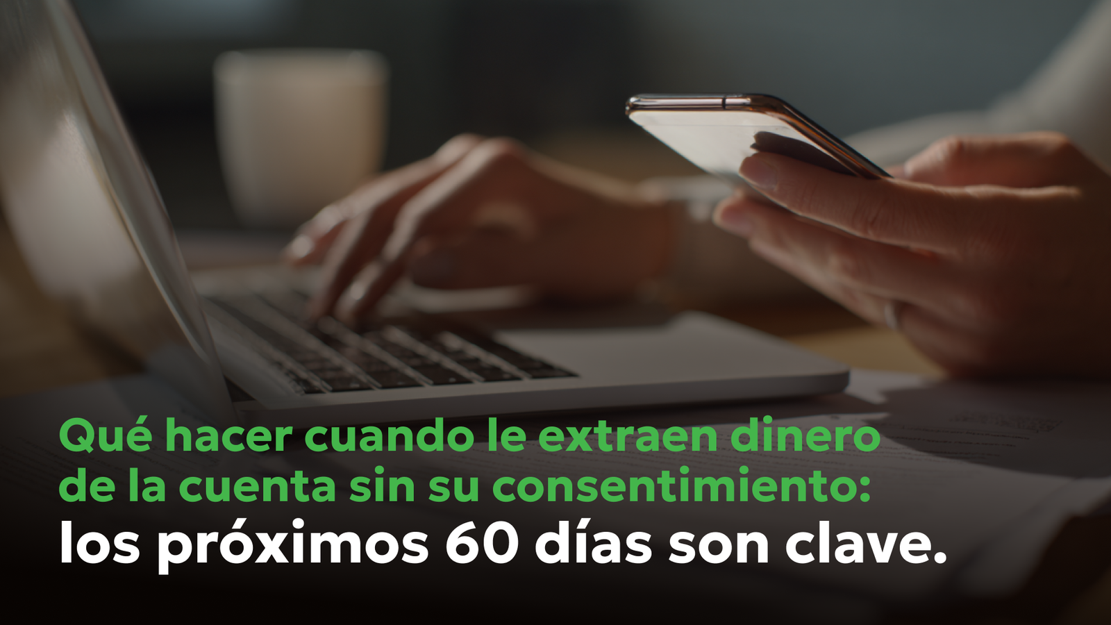 Persona revisando su cuenta bancaria en línea tras un retiro no autorizado, destacando el plazo de 60 días para disputar transferencias fraudulentas.