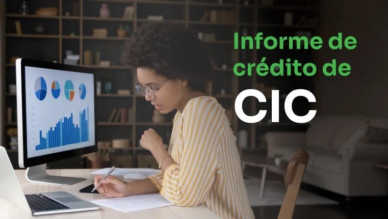 informes de crédito cic mujer con gafas sentada detrás de la mesa y revisando su informe crediticio cic