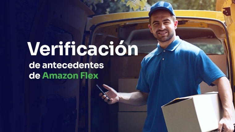 un mensajero parado delante de su coche con una caja en las manos