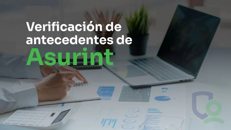 рombre examinando su verificación de antecedentes de Asurint.