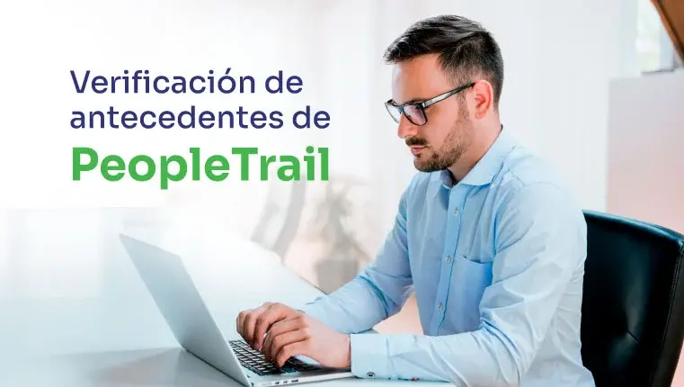 hombre sentado detrás de la computadora portátil en la oficina de peopletrail