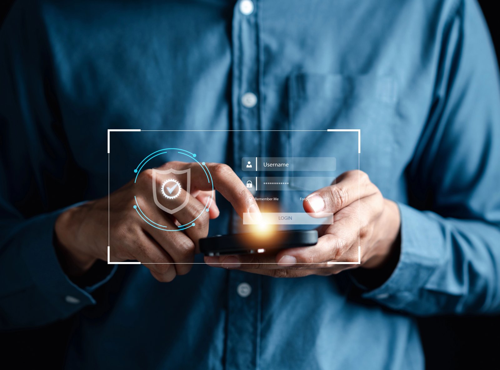 Hombre con smartphone Política de privacidad de las aplicaciones móviles
